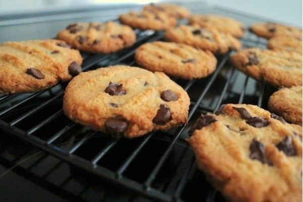 SOFT AND CHEWY CHOCOLATE CHIP COOKIES