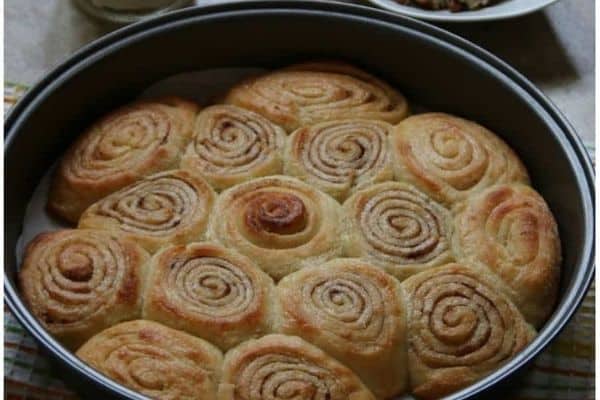 CINNAMON ROLLS WITH CREAM CHEESE FROSTING