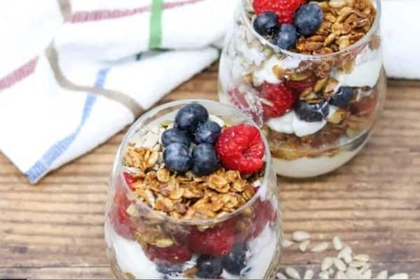 GREEK YOGURT PARFAIT WITH FRUITS